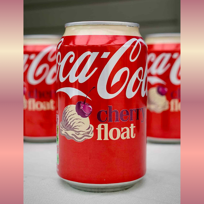 Coca-Cola Cherry Float – Das erfrischende Kultgetränk mit fruchtigem Kirsch-Vanille-Geschmack