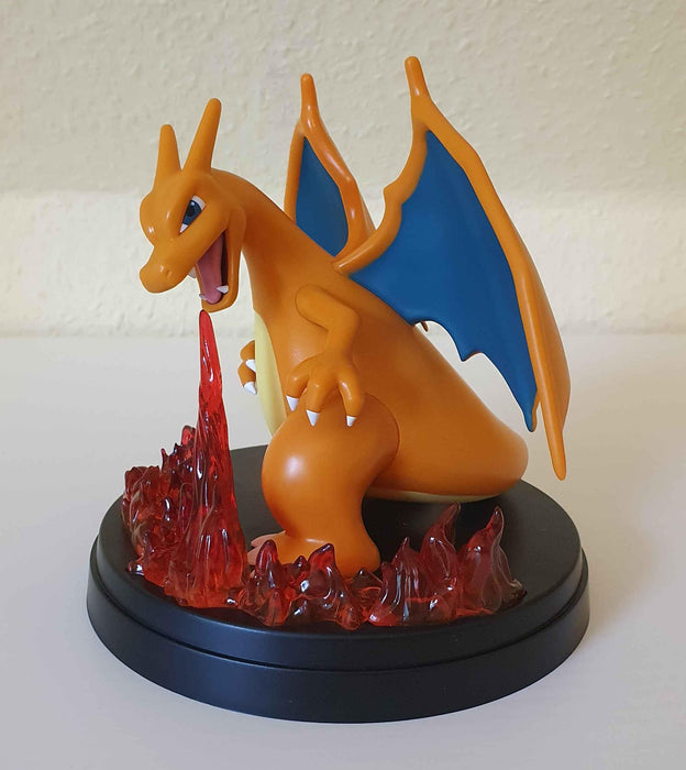 Pokémon Glurak-ex Figur 16 cm – Dynamische Action-Figur mit Feuer-Attacke & integriertem Kartenhalter | Aus der Super Premium Kollektion