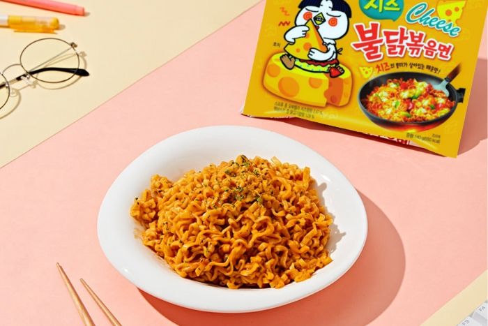Samyang Buldak Hot Chicken Cheese Ramen 10 × 140 g – Scharfe koreanische Instant-Nudeln mit Käsegeschmack