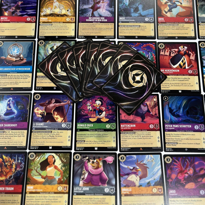 Lorcana Set - 50 Karten ENGLISCH | Inklusive Seltener oder Holo Lorcana Karte | Karten aus den aktuellsten Sets | Perfekt für Sammler & Einsteiger + Heartforcards® Versandschutz