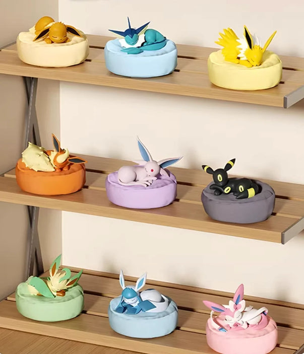 Holly Box Pokémon Sleepy Eevee Blind Box – Zufällige Eeveelution Schlafpose Figur mit Kissen